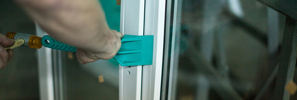 Замена стеклопакета в балконной двери по цене от 2500 рублей
